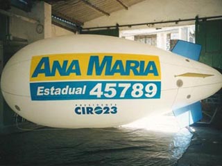 <h1>
	BLIMP E ZEPELIN</h1>
<p>De grande impacto visual, destacam e valorizam qualquer produto, marca ou evento.<br />
Impressão por aerografia ou digital em 02 faces.<br />
São inflados com gás Hélio (não inflamável) ou com ar e têm iluminação interna.<br />
Material: PVC pneumático.</p>