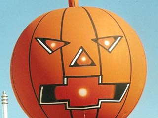 <h1>
	Réplica Gigante</h1>
<p>Grande destaque para produtos e marcas. É inflada com ventilador e pode ou não ter iluminação interna.<br />
Material: PVC pneumático, nylon e/ou laminado de PVC.<br />
Tamanho: A partir de 02 m.</p>