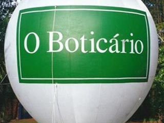 <h1>
	Roof Top</h1>
<p>É versátil, de fácil instalação. Pode ficar inflado por meses ininterruptos, através de ventilador. Tem iluminação interna.<br />
Material: Nylon emborrachado e/ou resinado.<br />
Tamanho: A partir de 03 m de altura.</p>